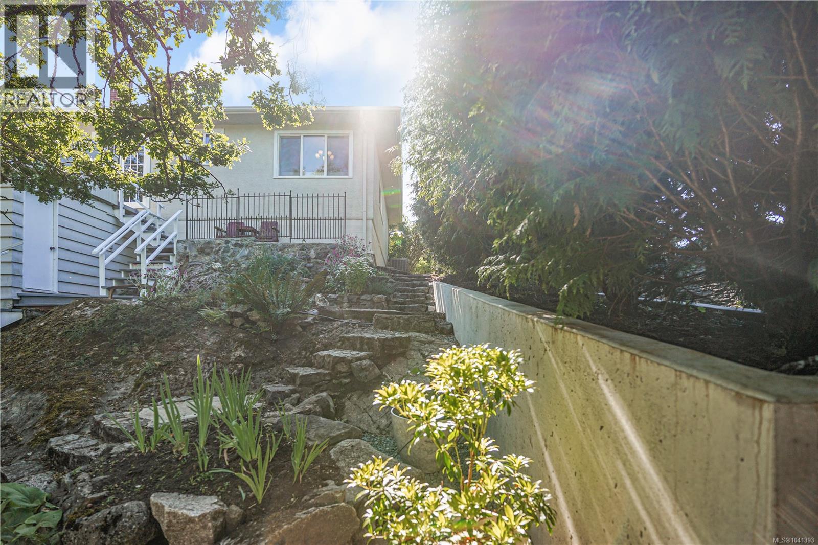 1697 Yale St - 35
