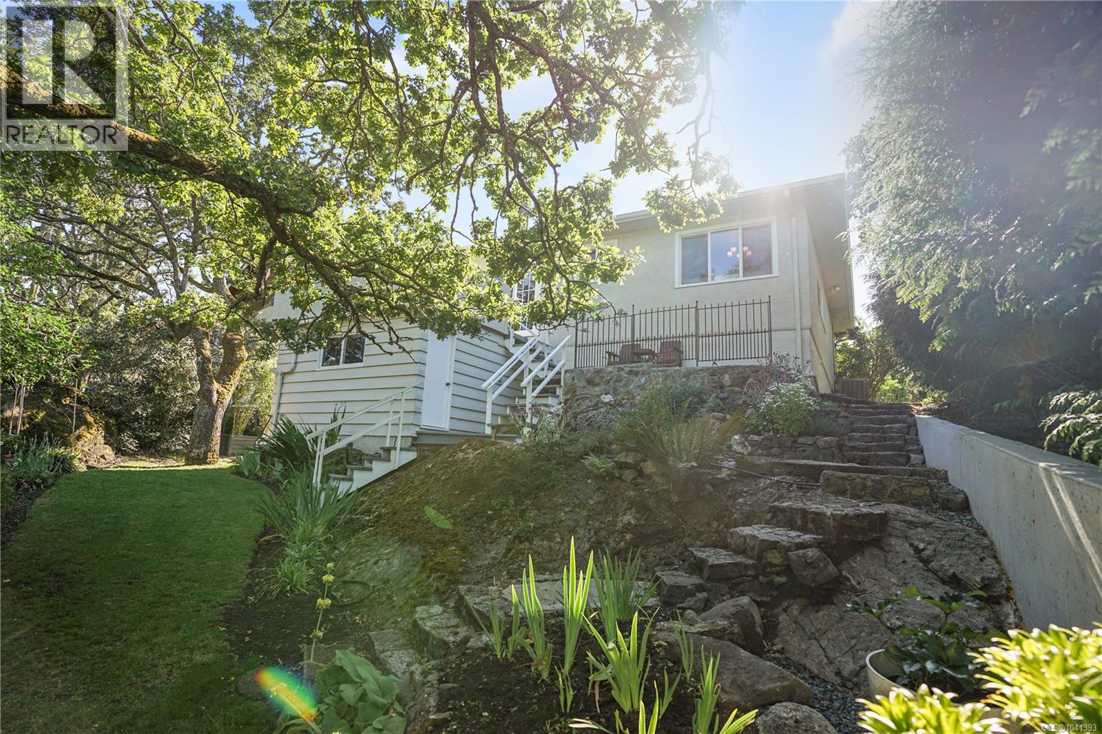 1697 Yale St - 30