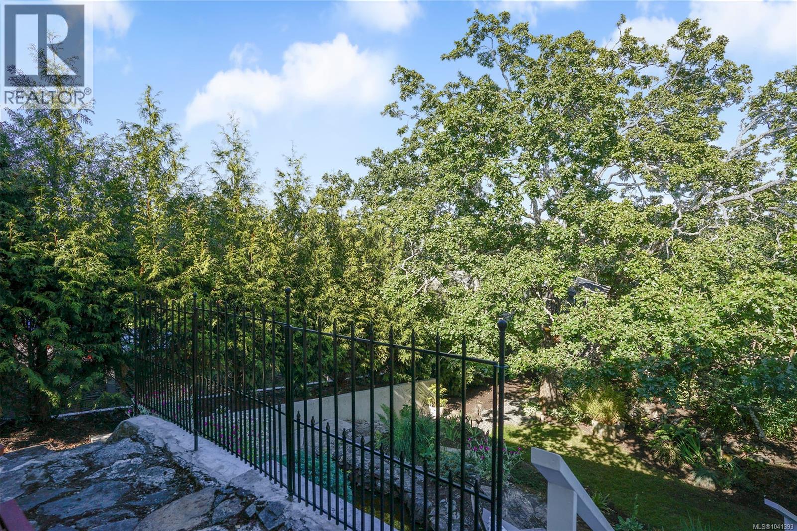 1697 Yale St - 37