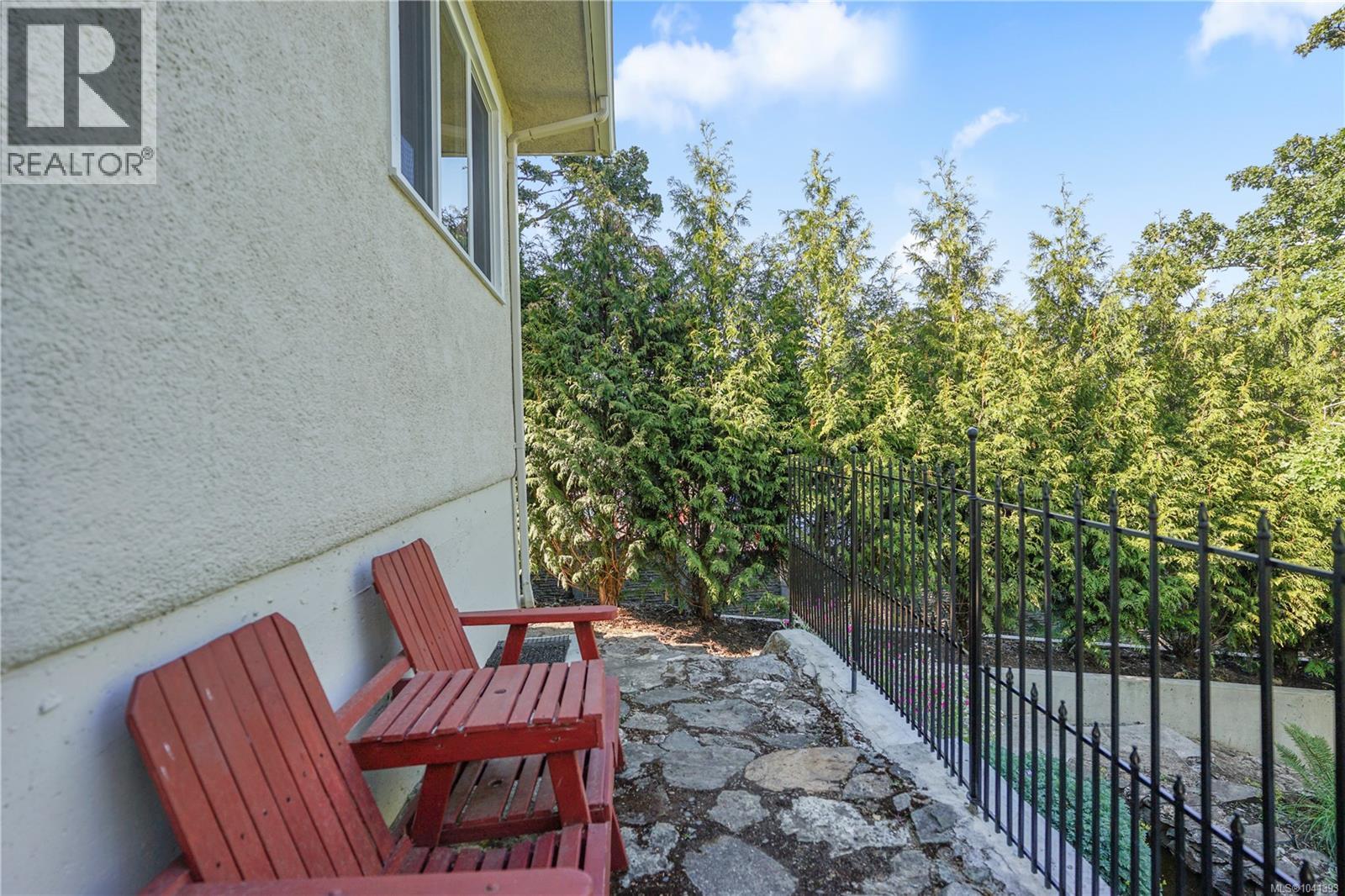 1697 Yale St - 28