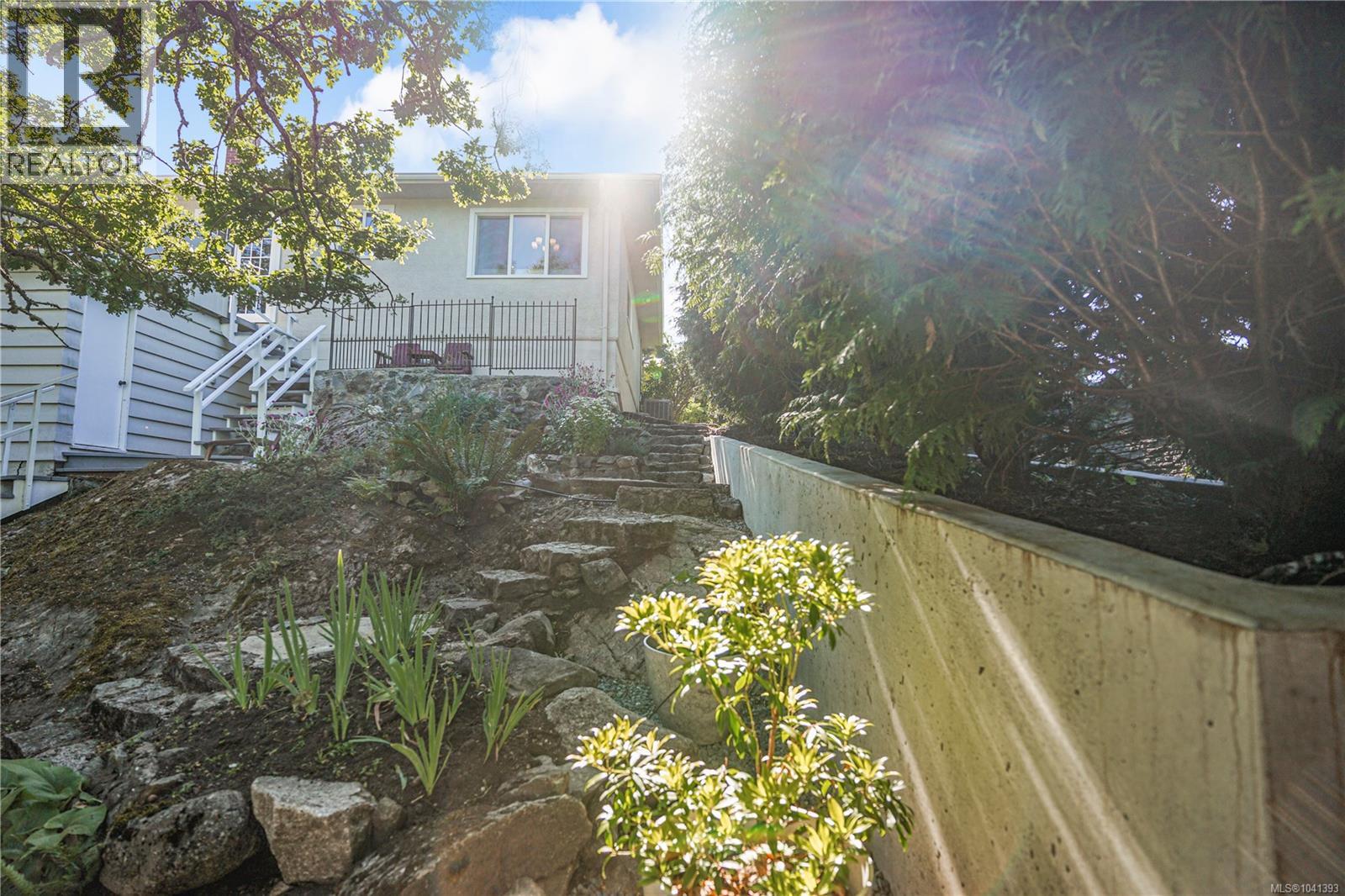 1697 Yale St - 34