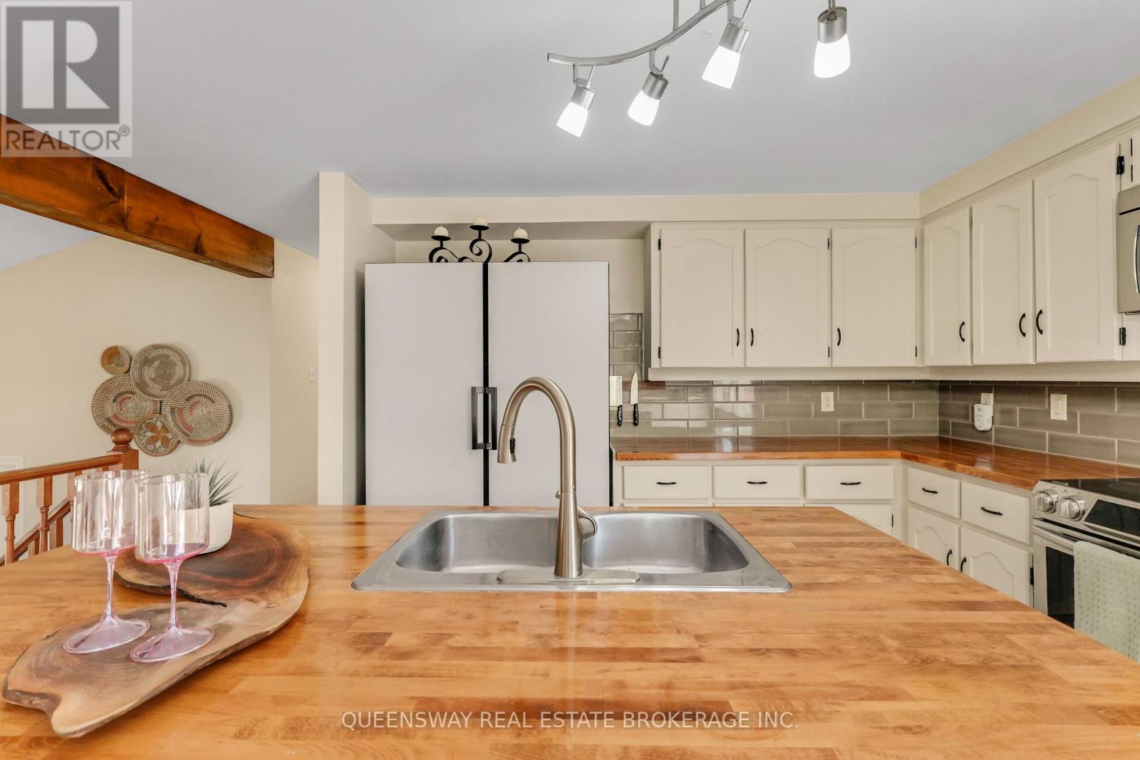 46 GREENWICH DRIVE - 15
