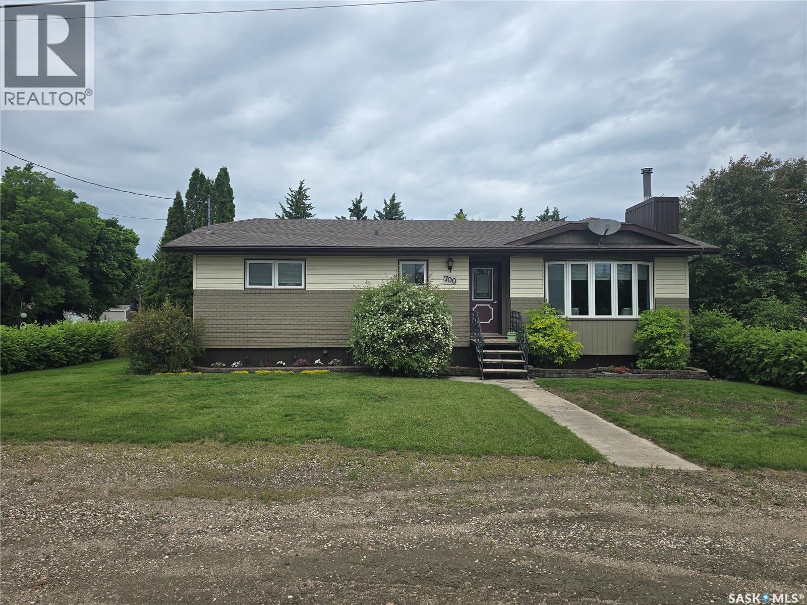 700 Saskatchewan AVENUE - 1