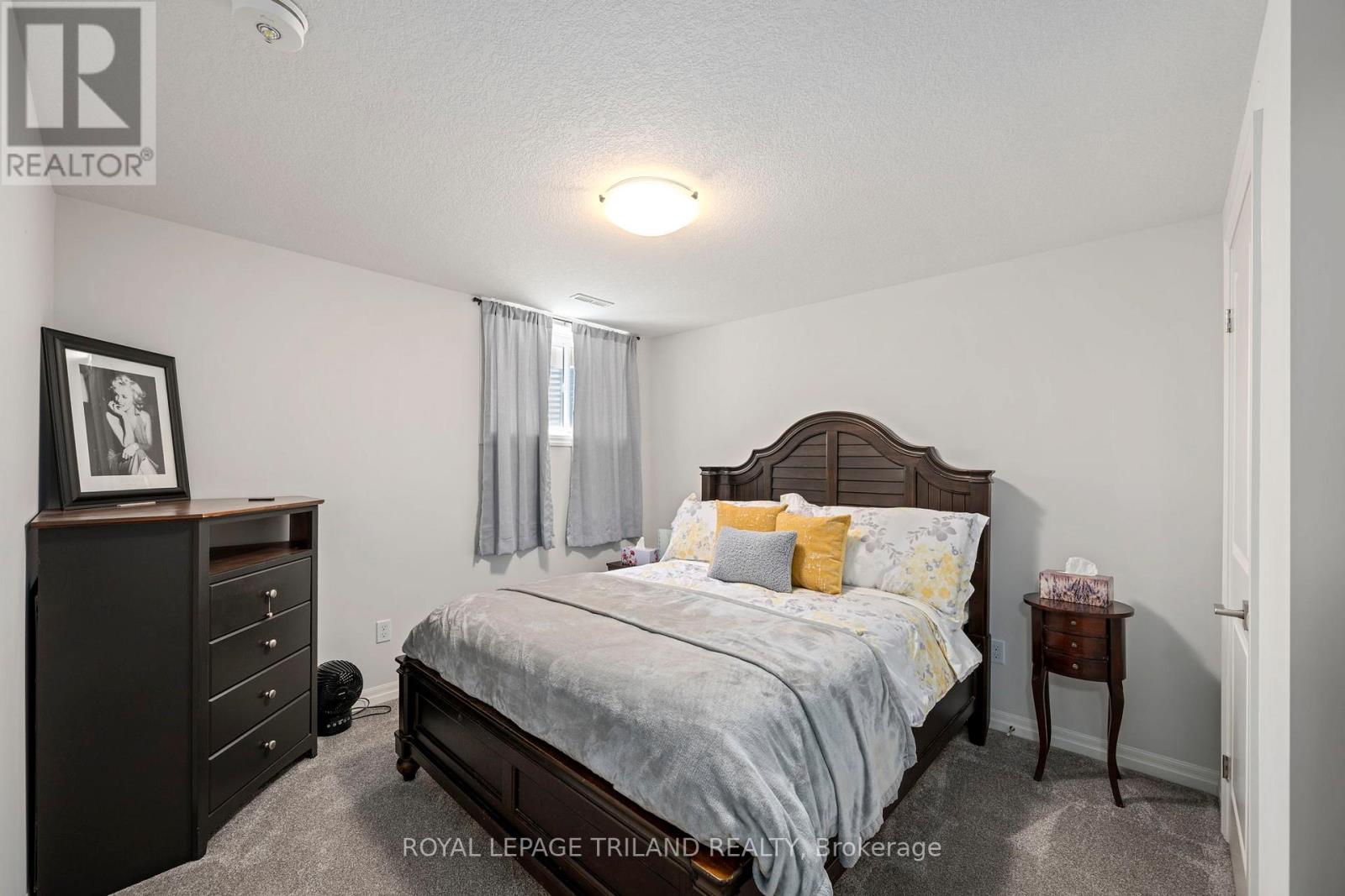 32 CHARTER CREEK COURT - 22