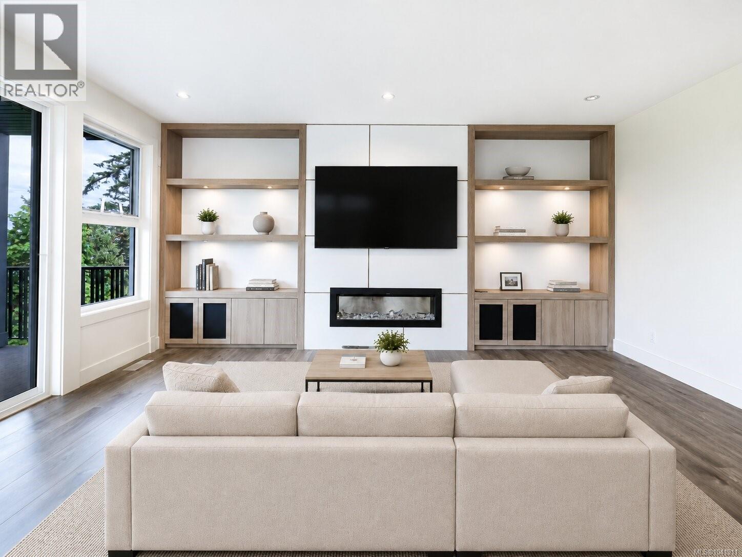 909 Harbour View St - 3