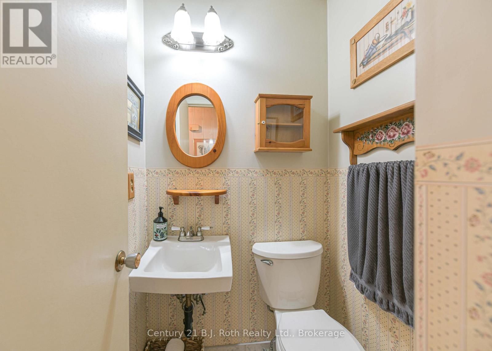 #35 441 BARRIE ROAD - 11