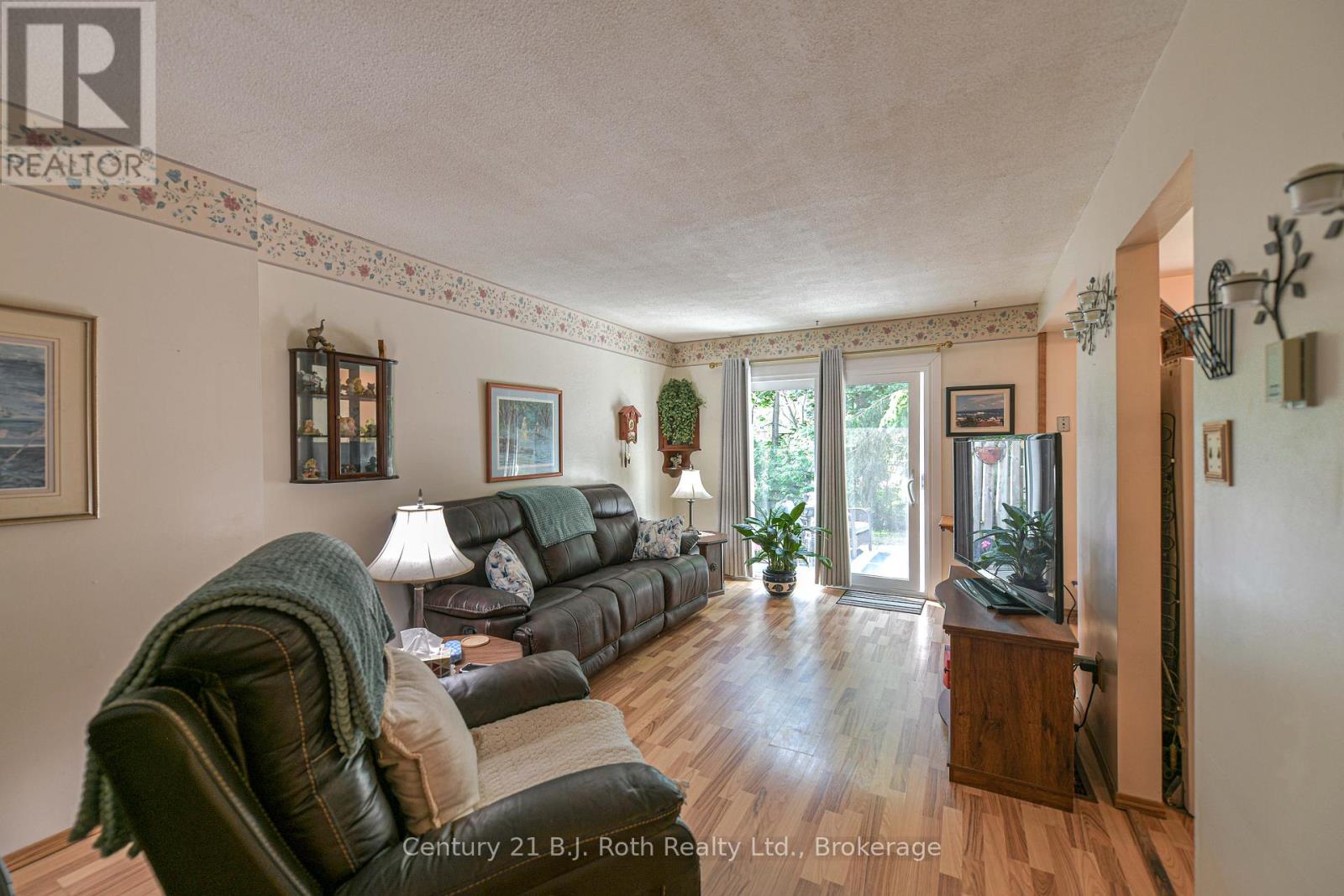 #35 441 BARRIE ROAD - 12