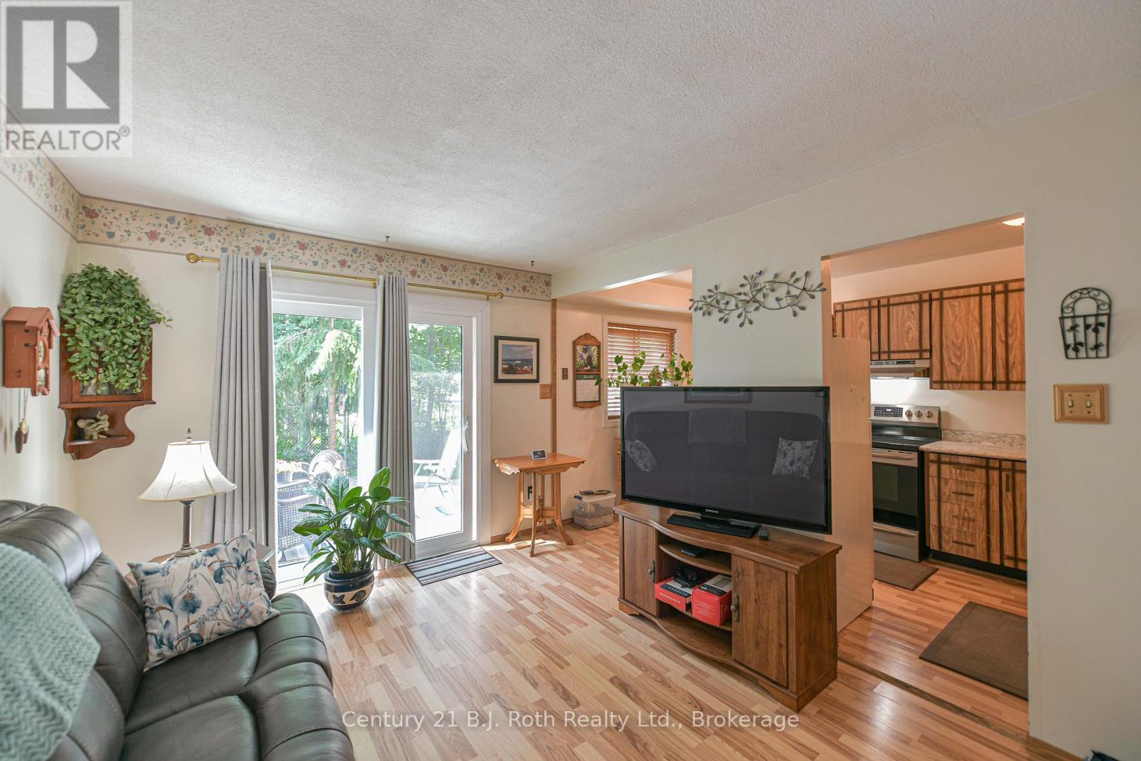 #35 441 BARRIE ROAD - 13