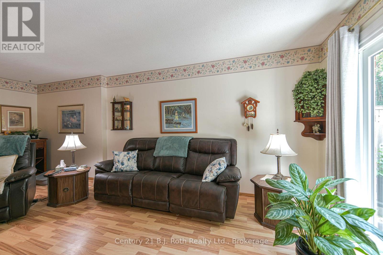 #35 441 BARRIE ROAD - 14