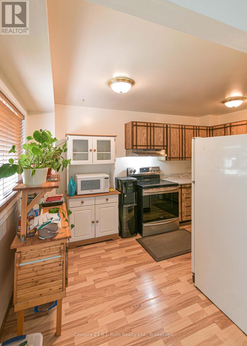 #35 441 BARRIE ROAD - 16
