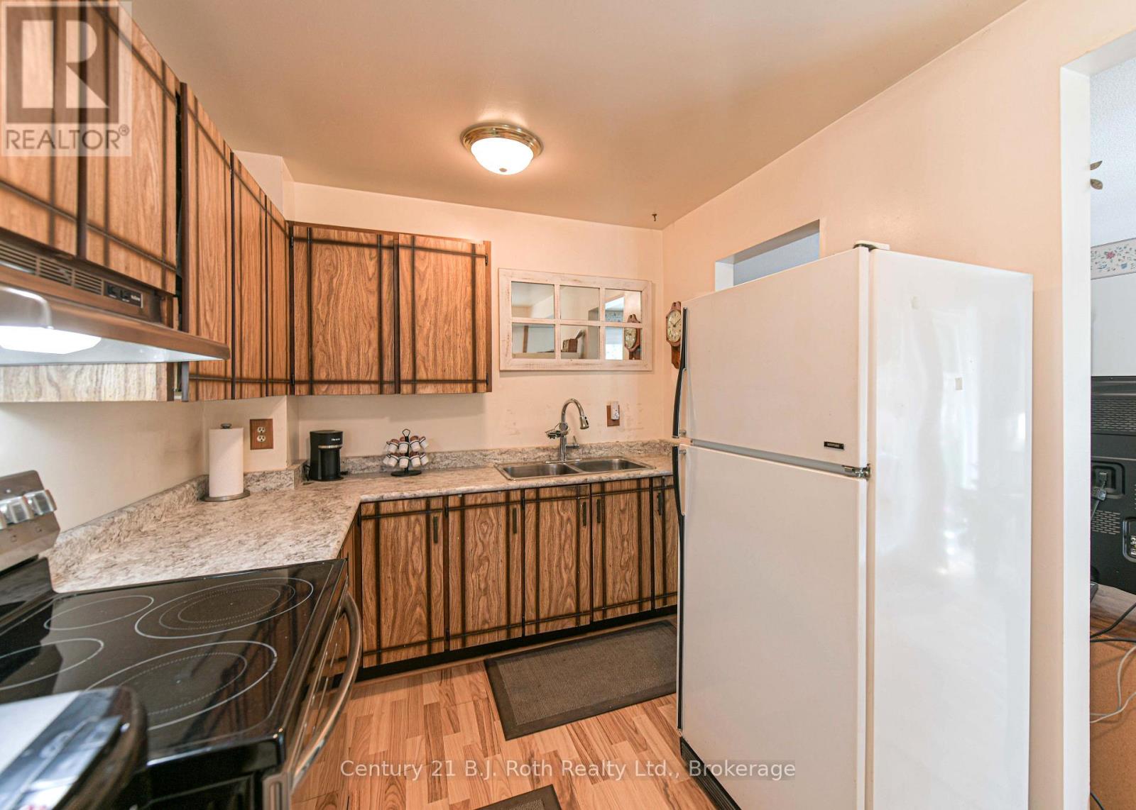 #35 441 BARRIE ROAD - 17