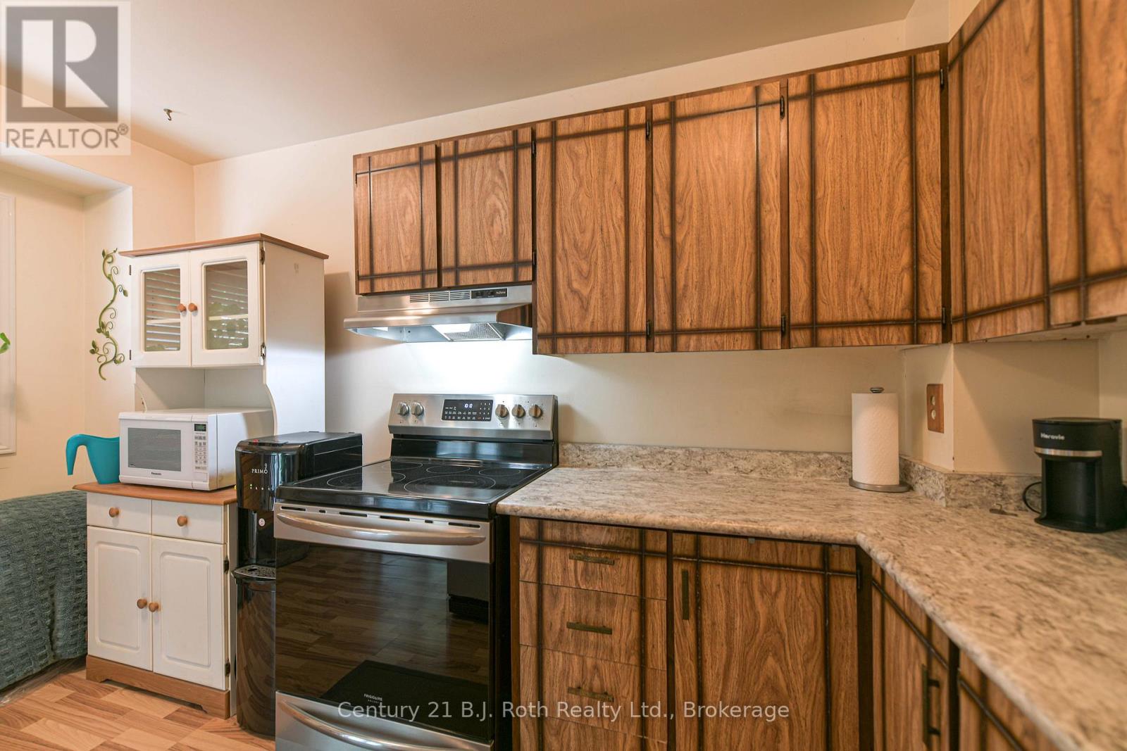 #35 441 BARRIE ROAD - 18