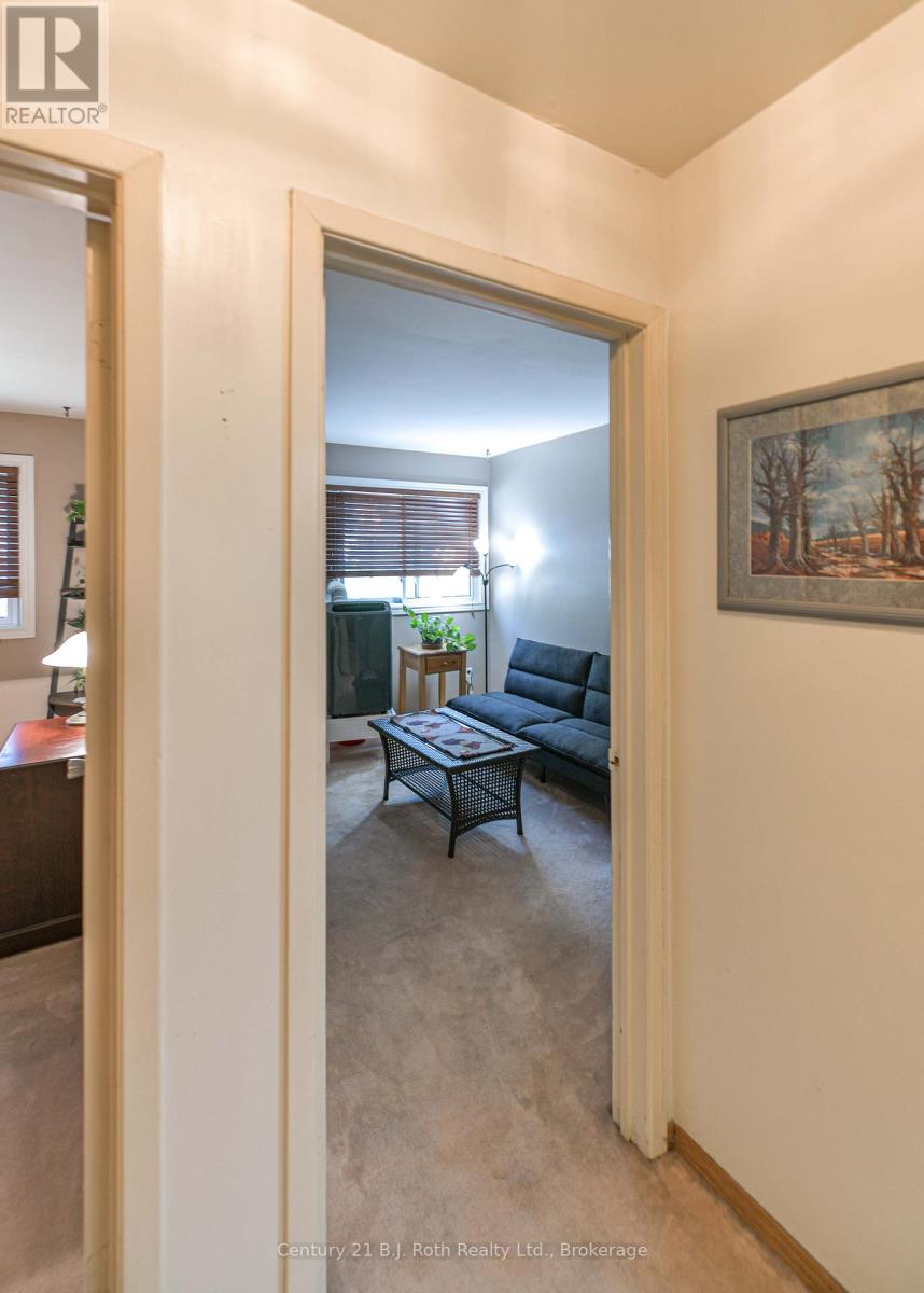 #35 441 BARRIE ROAD - 25