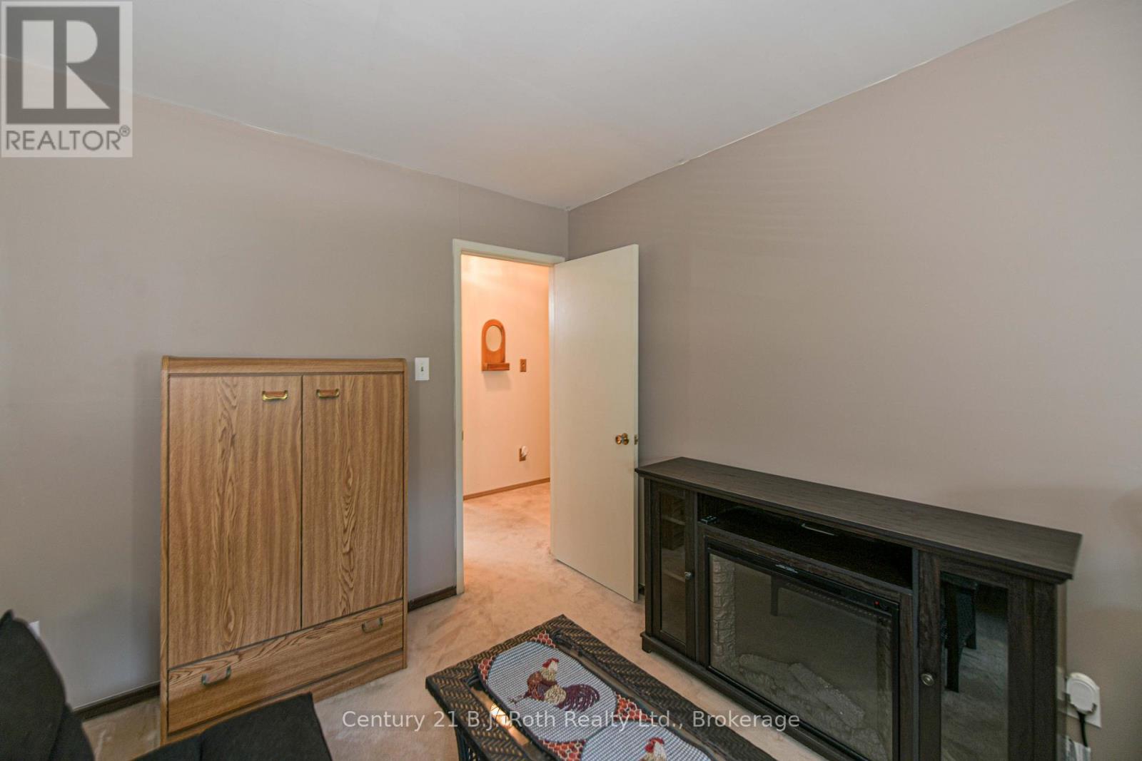 #35 441 BARRIE ROAD - 27