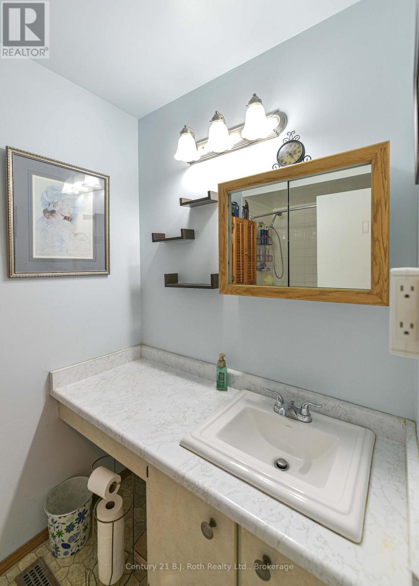 #35 441 BARRIE ROAD - 29