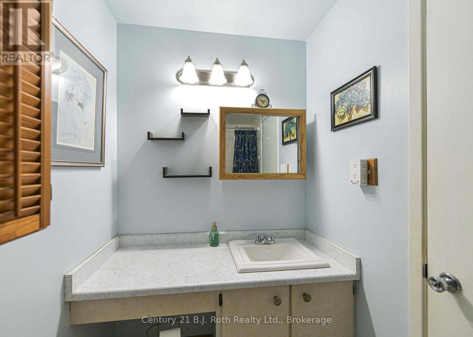 #35 441 BARRIE ROAD - 31