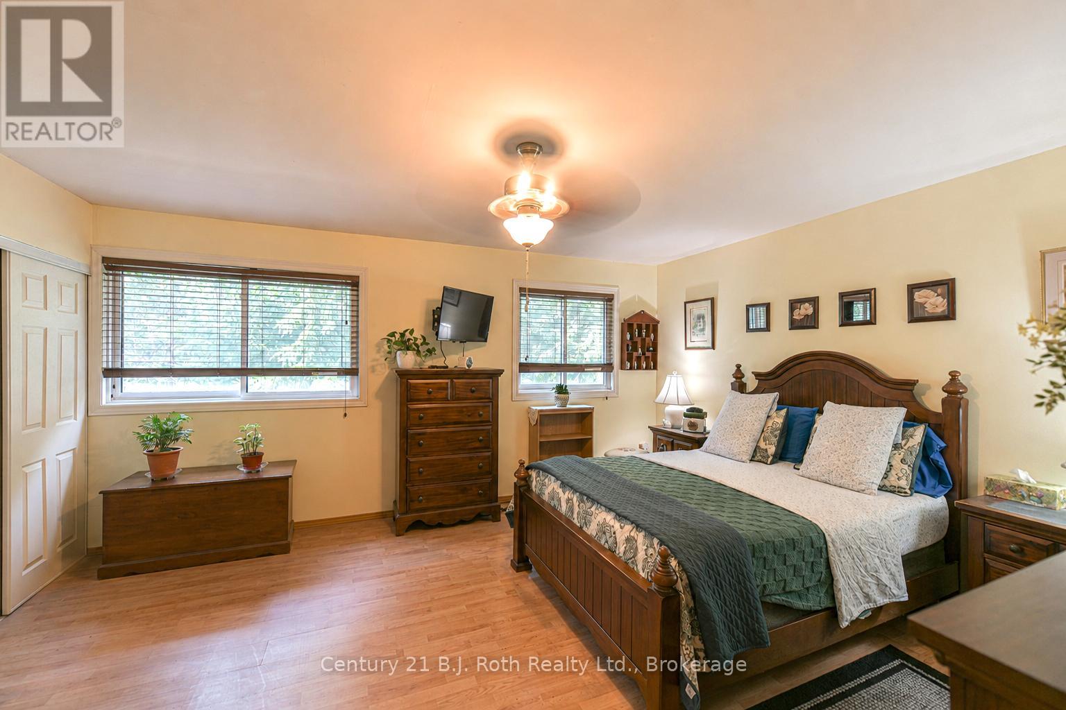 #35 441 BARRIE ROAD - 33