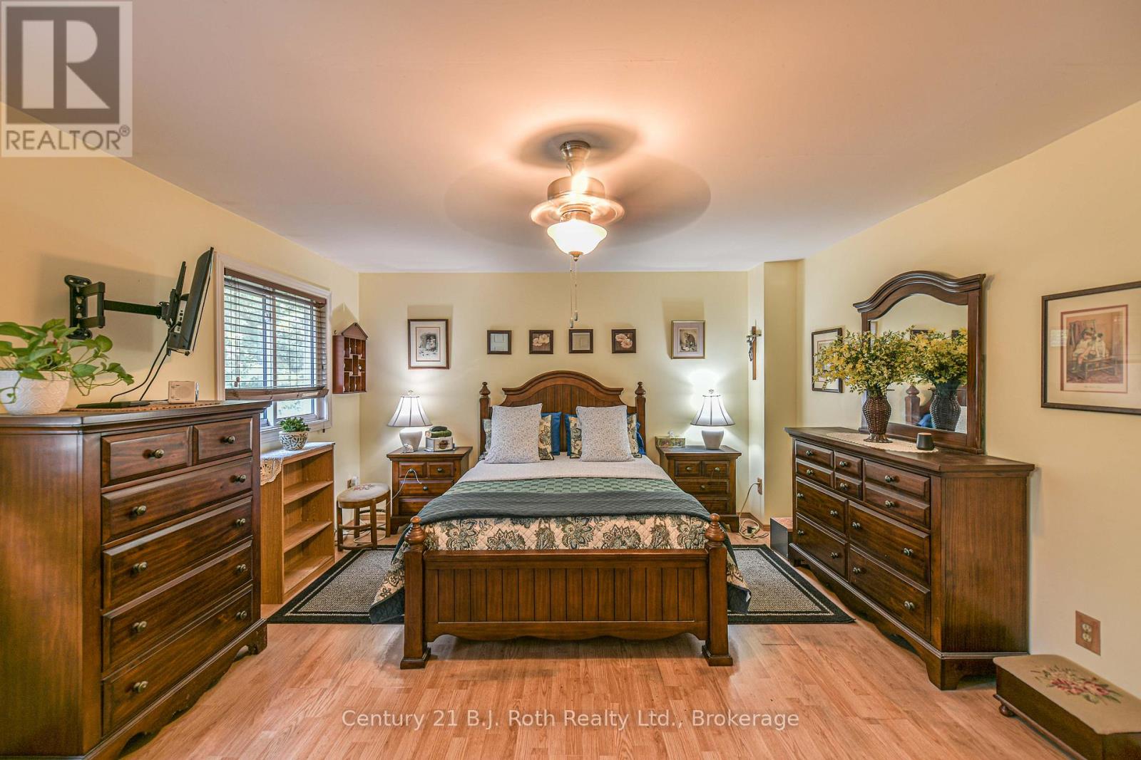 #35 441 BARRIE ROAD - 34