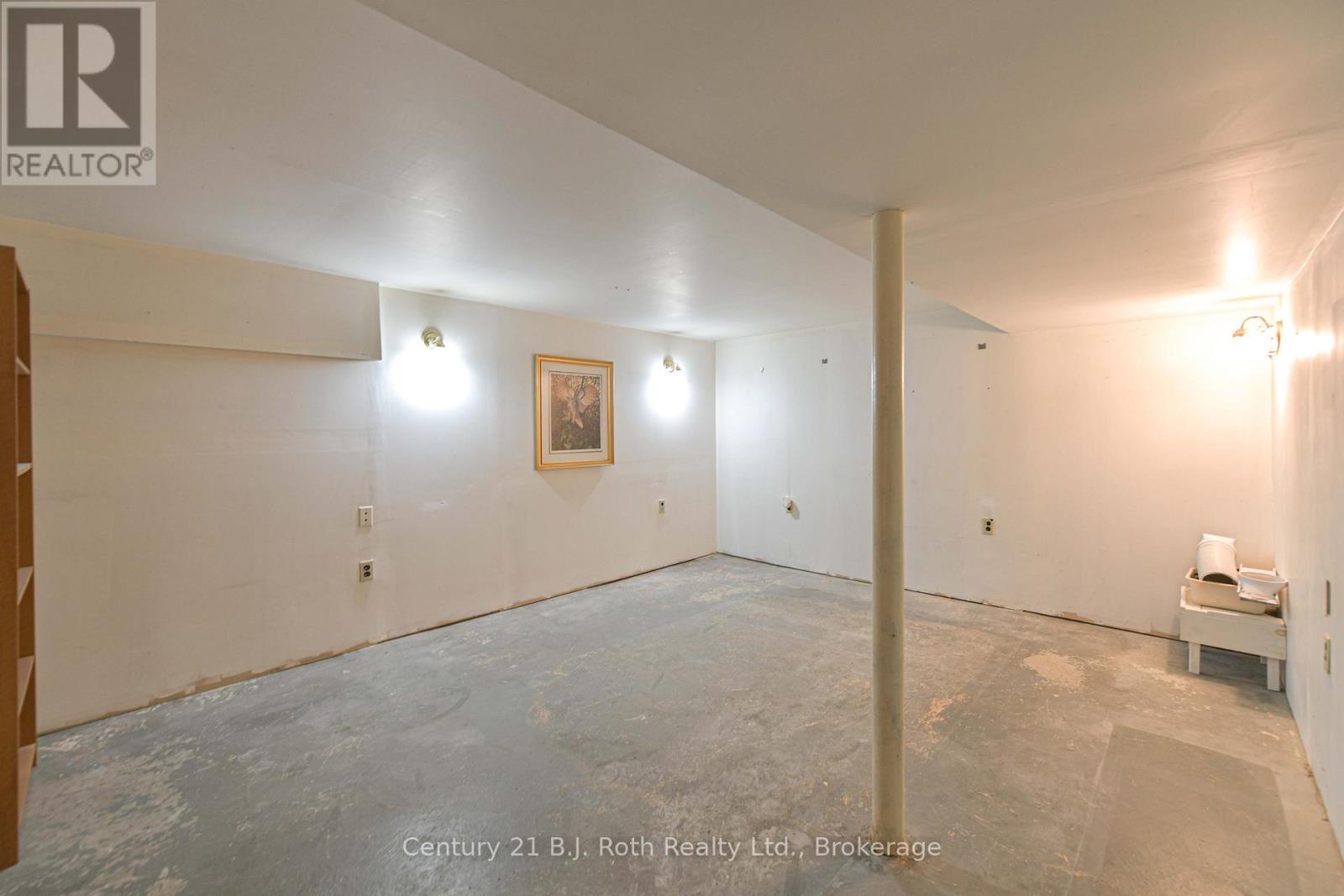 #35 441 BARRIE ROAD - 37