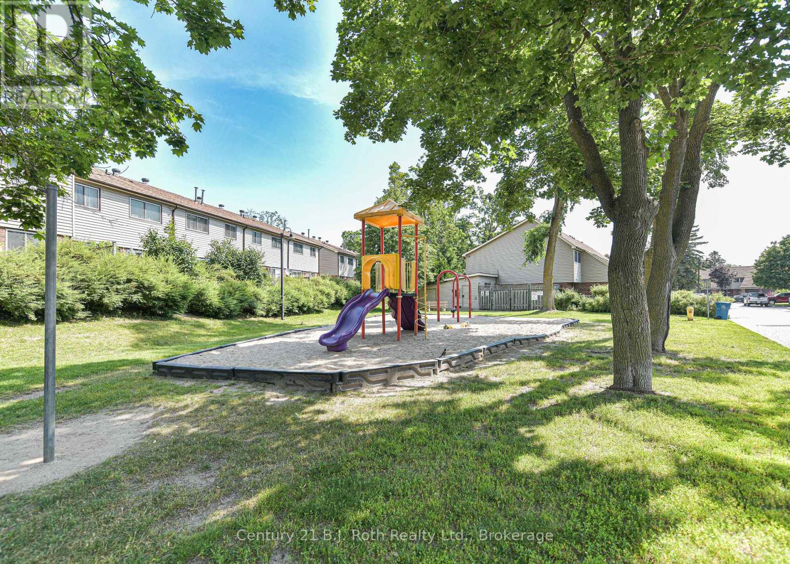 #35 441 BARRIE ROAD - 44