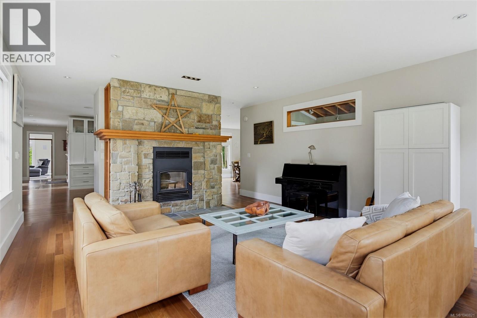 1381 Carlton Dr - 24