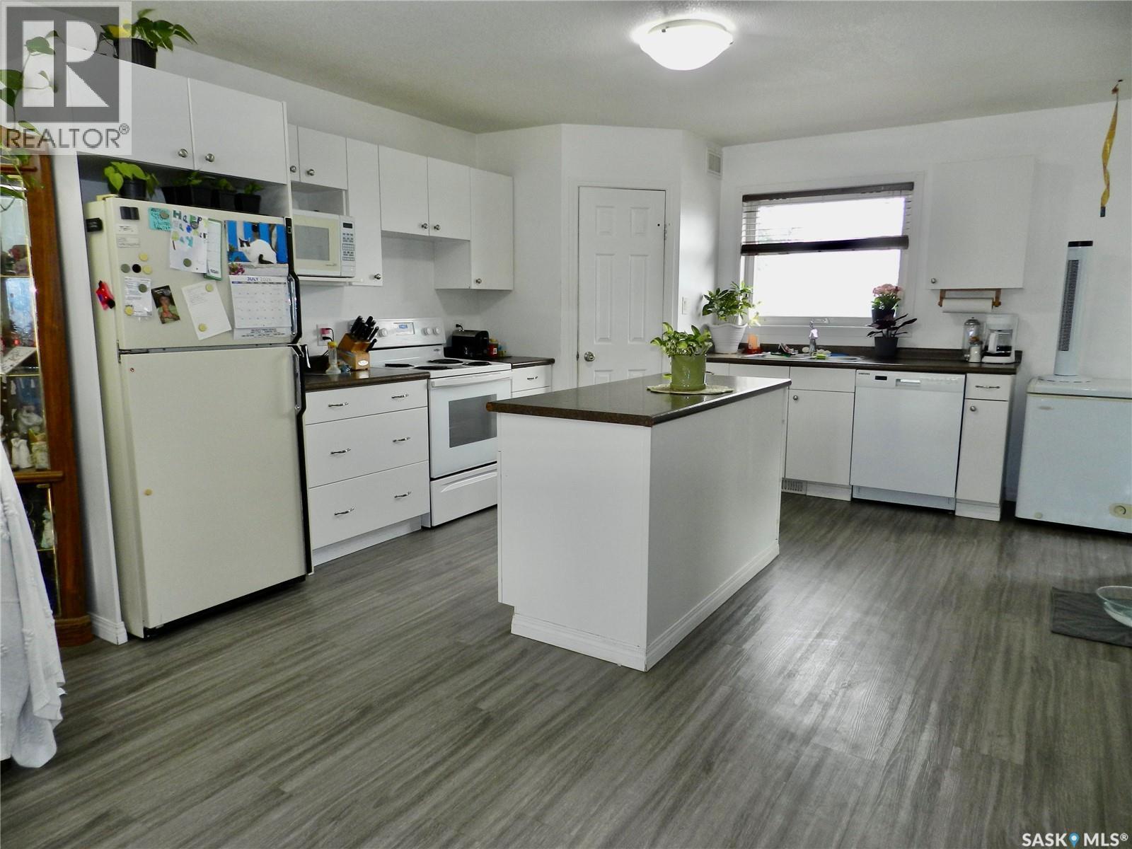 907 Ominica STREET E - Image 6