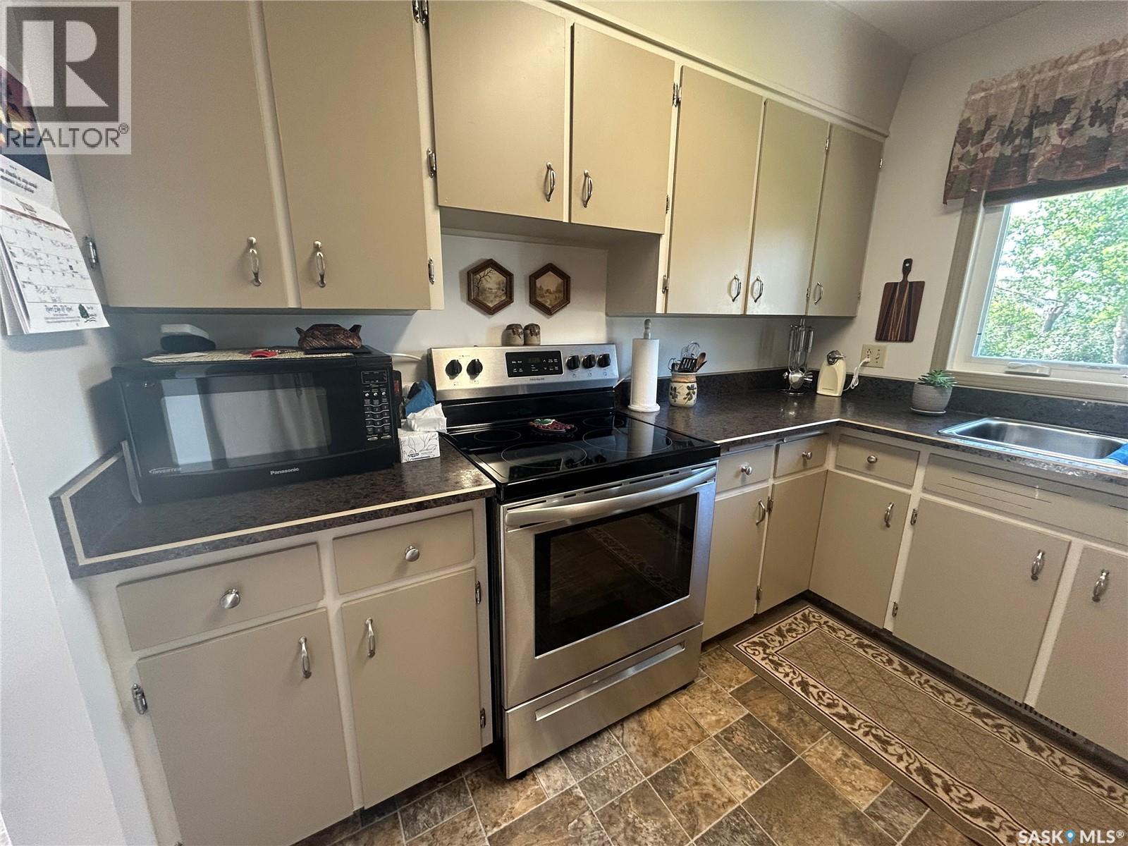 132 Churchill AVENUE - 3