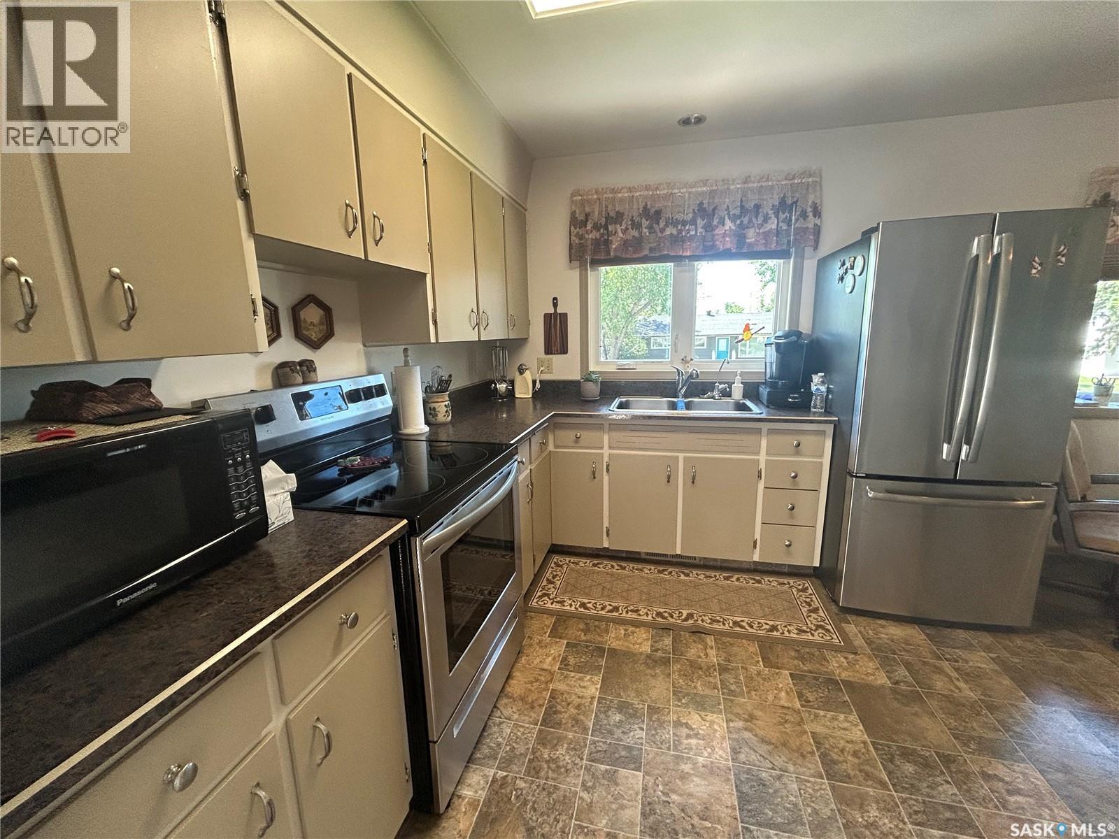 132 Churchill AVENUE - 4