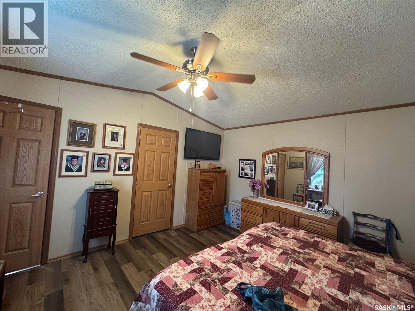 60 Pelican STREET E - 12