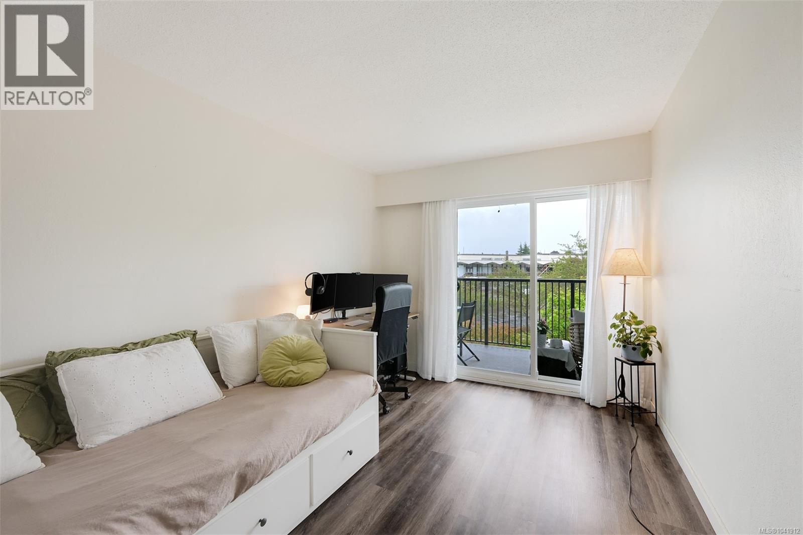 320 1870 McKenzie Avenue, Saanich