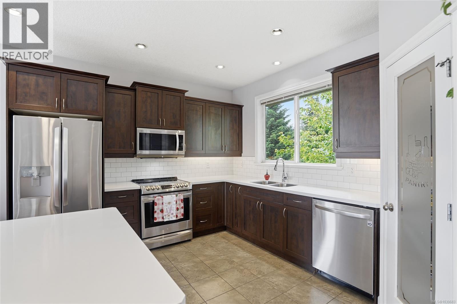 832 Brookfield Dr - 6