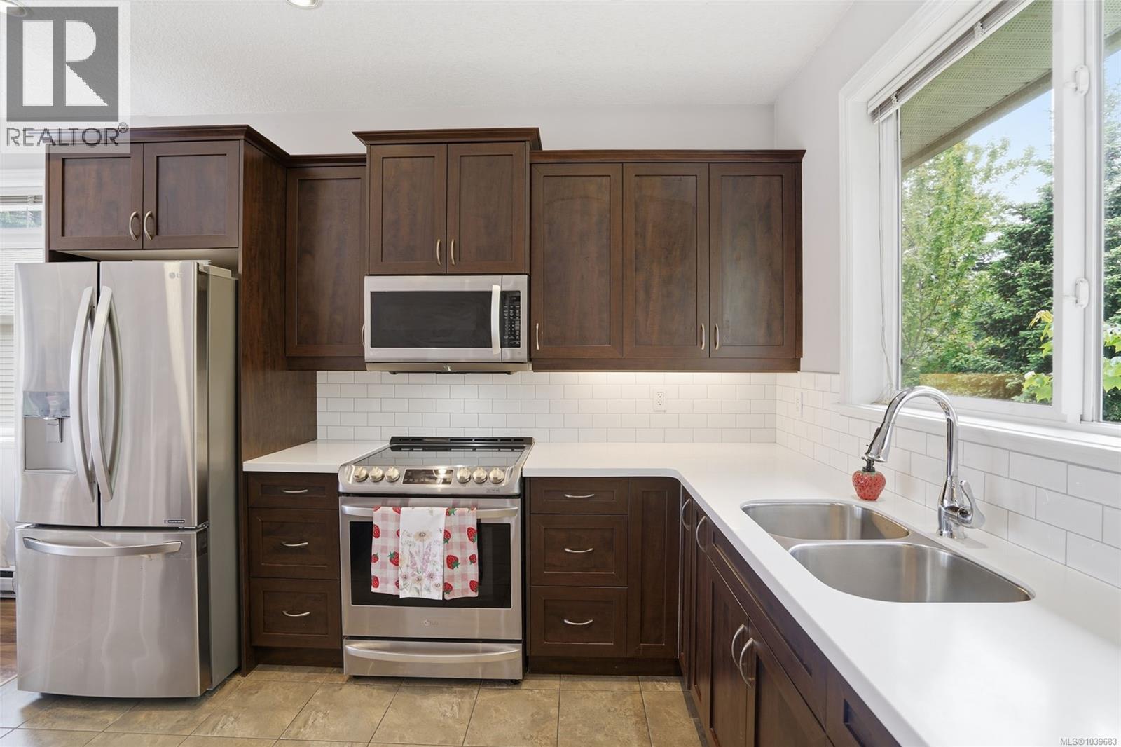 832 Brookfield Dr - 33