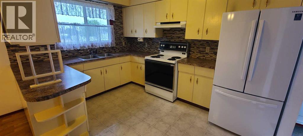4820 53 Avenue - photo 2