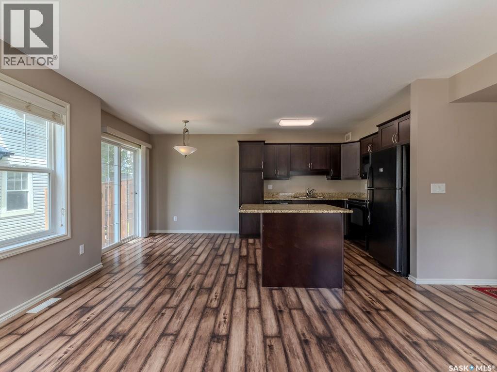 #214 615 Lynd CRESCENT - 3