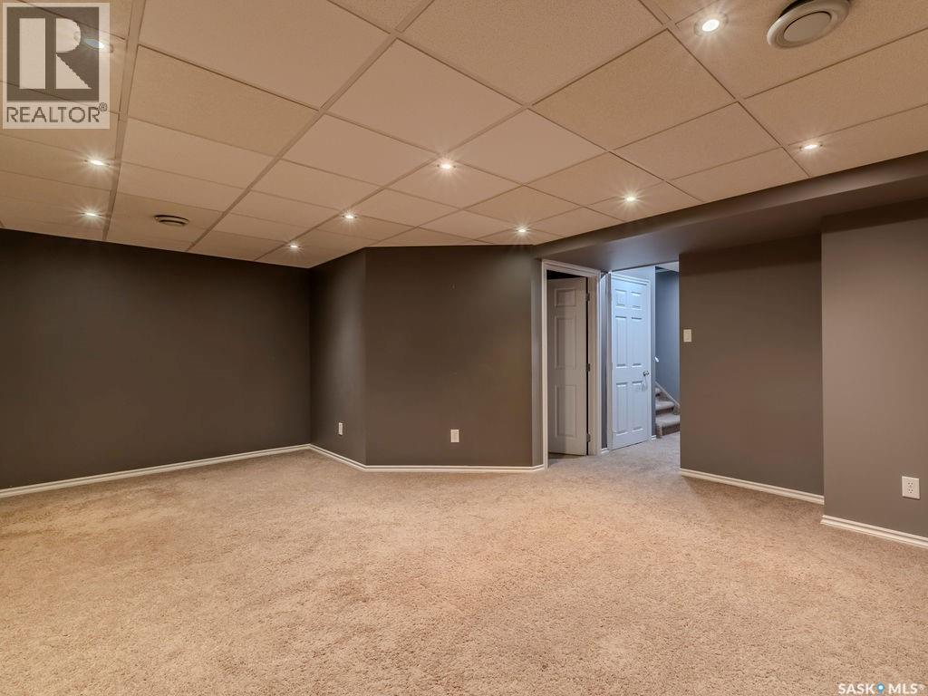 #214 615 Lynd CRESCENT - 32