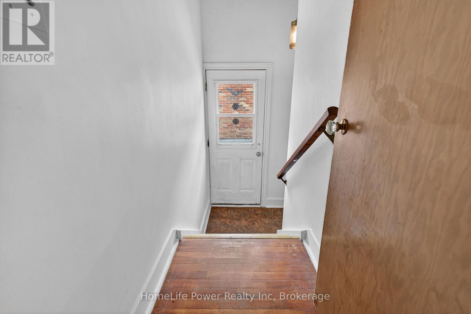 32 DUNLOP STREET - 33