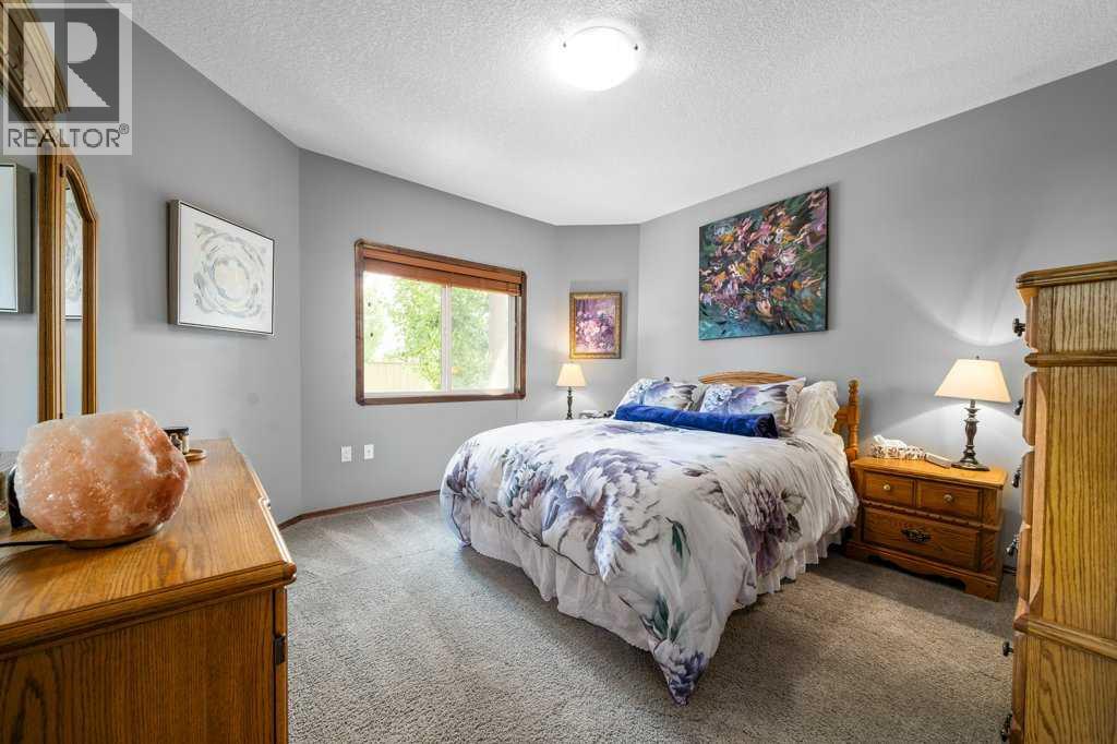 210 Vista Close SE — photo 36