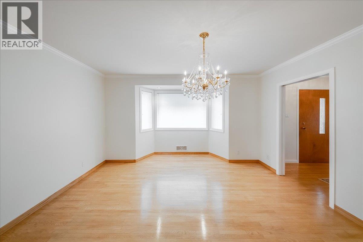 945 Thackeray Street - 3