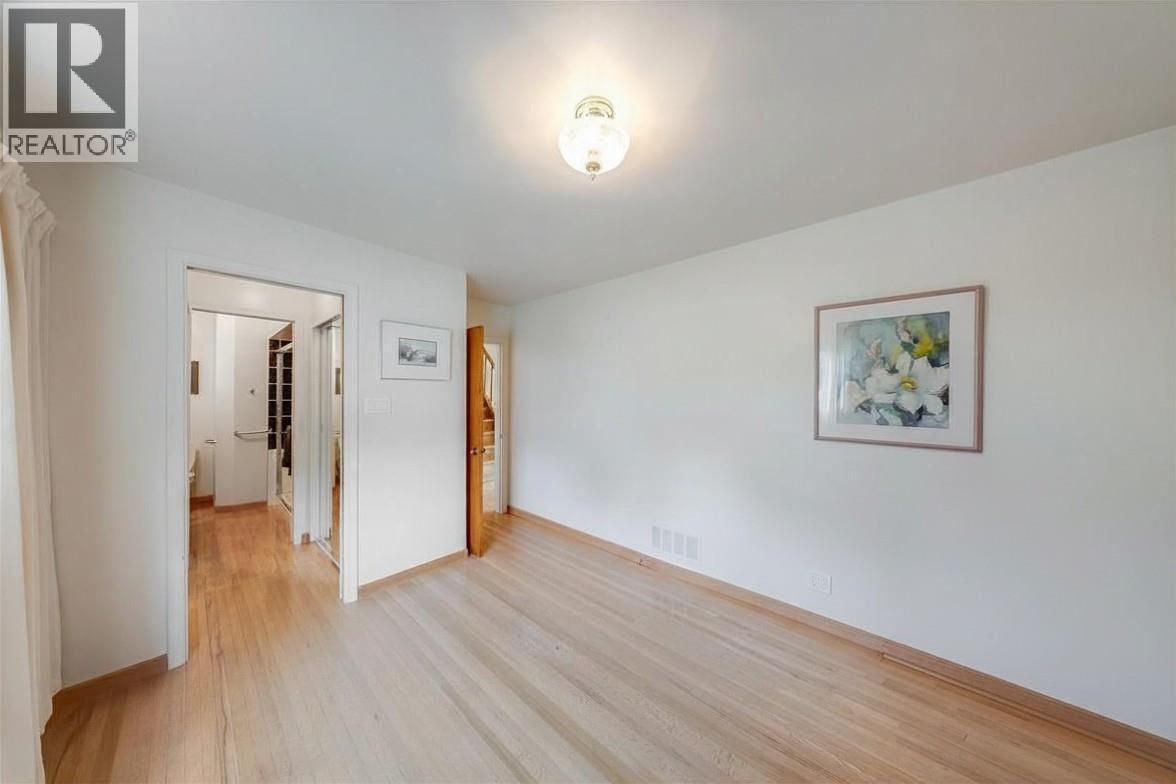 945 Thackeray Street - 19
