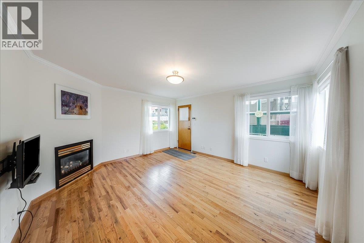 945 Thackeray Street - 10