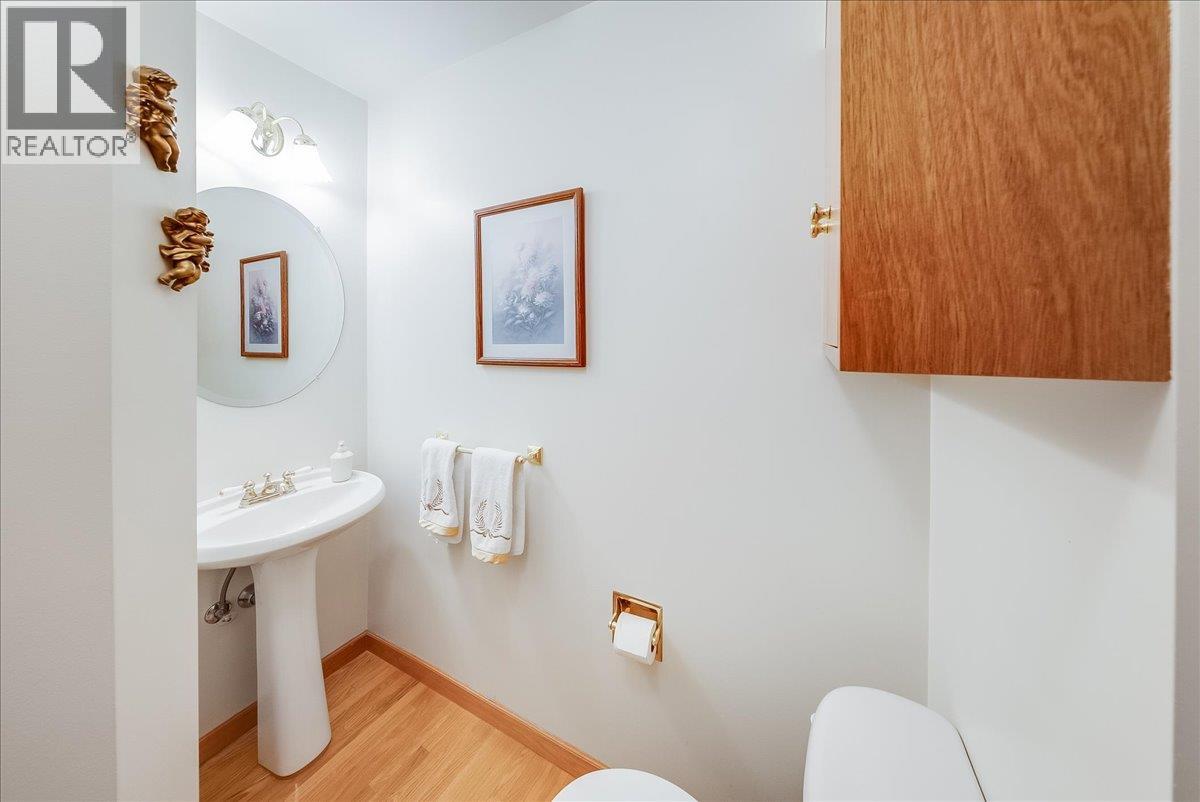 945 Thackeray Street - 16