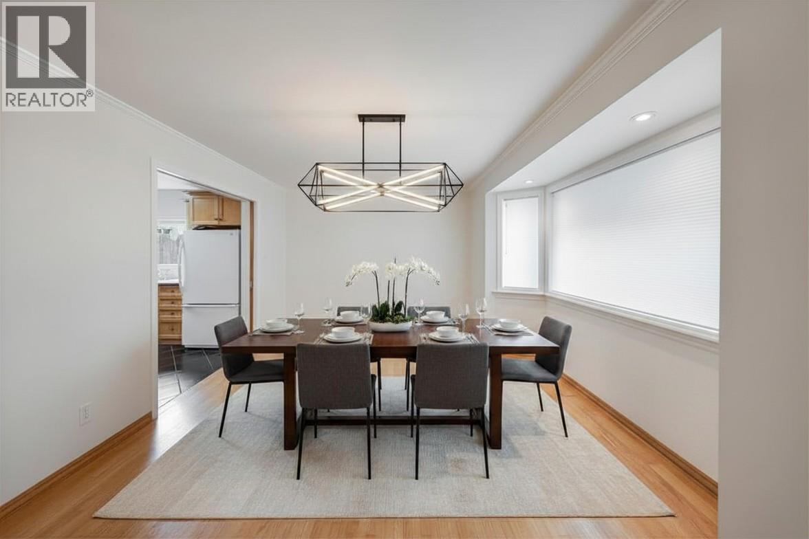 945 Thackeray Street - 2