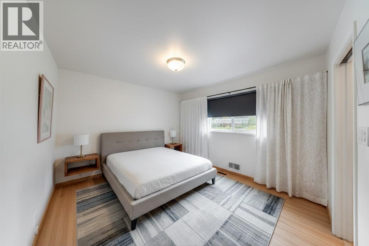 945 Thackeray Street - 18