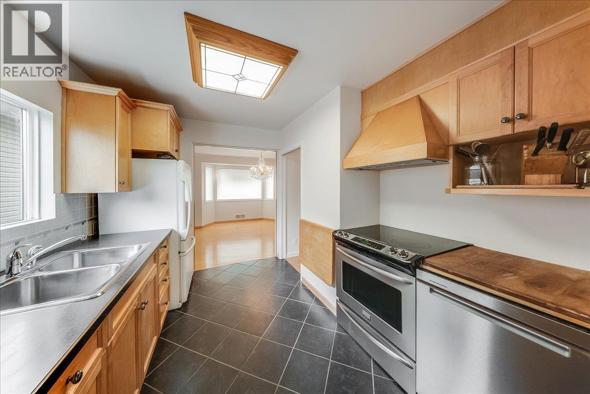 945 Thackeray Street - 6