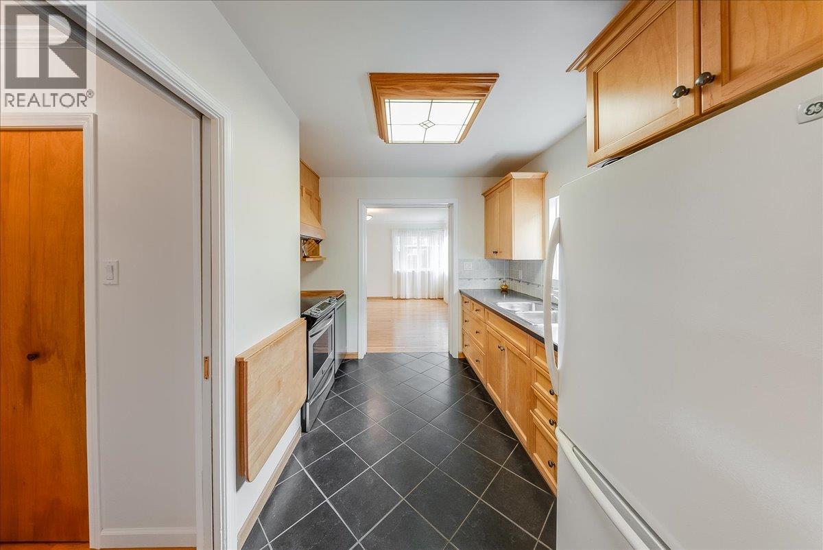 945 Thackeray Street - 5