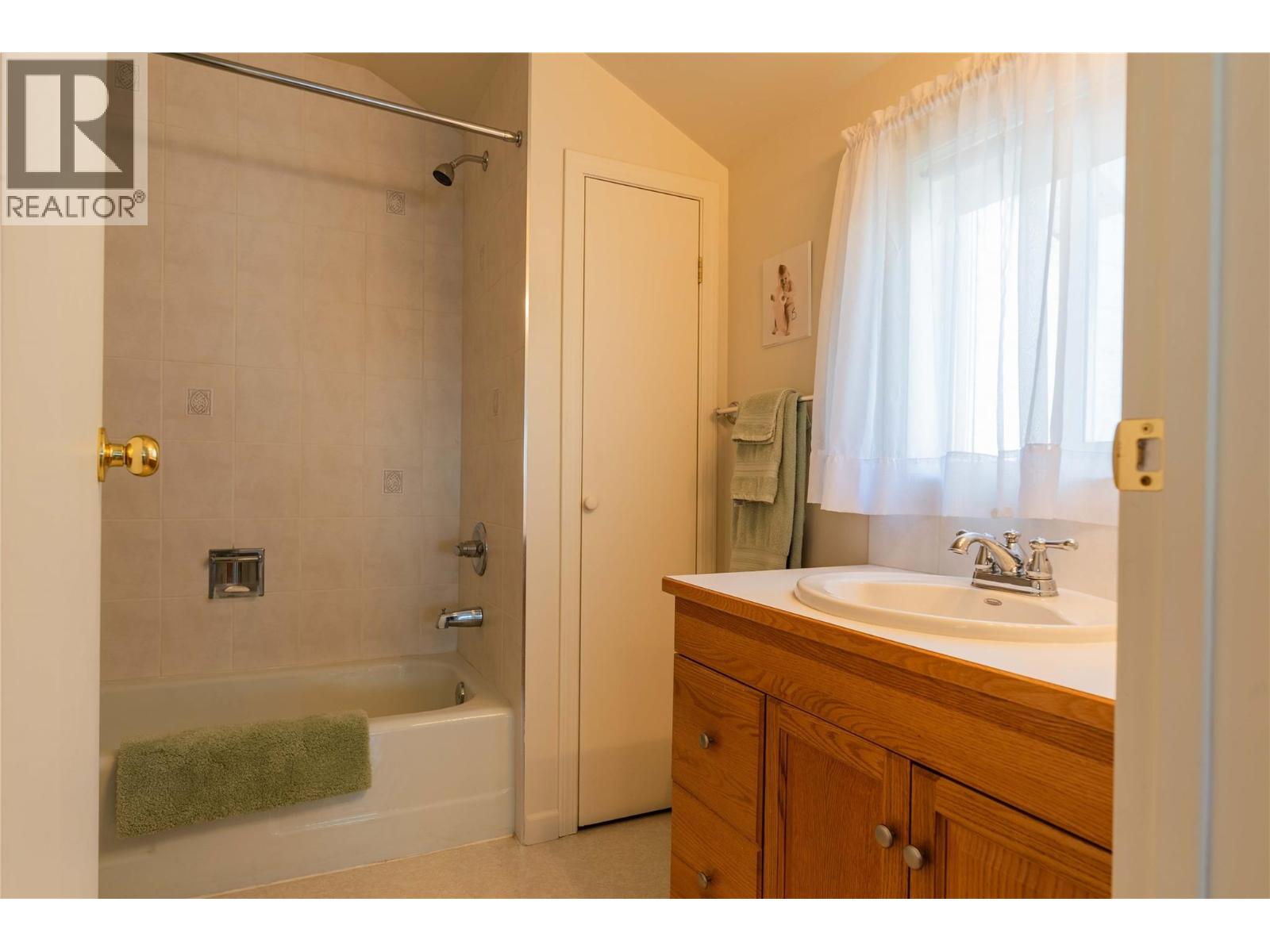 945 Thackeray Street - 40