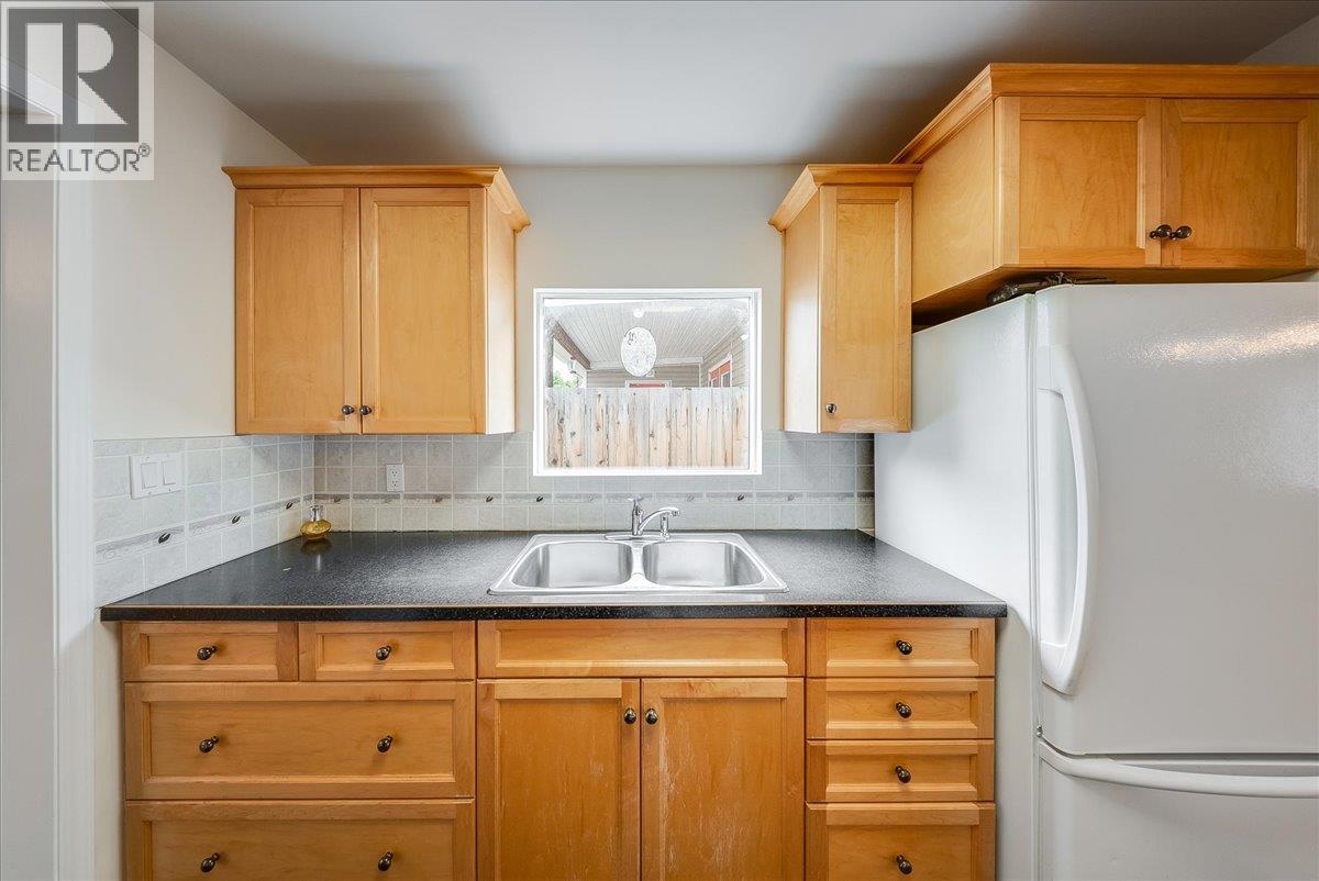 945 Thackeray Street - 7