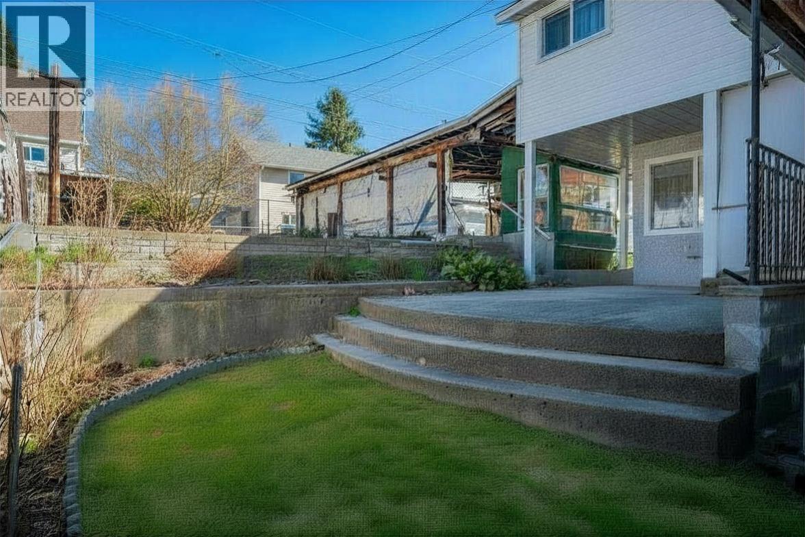 945 Thackeray Street - 53