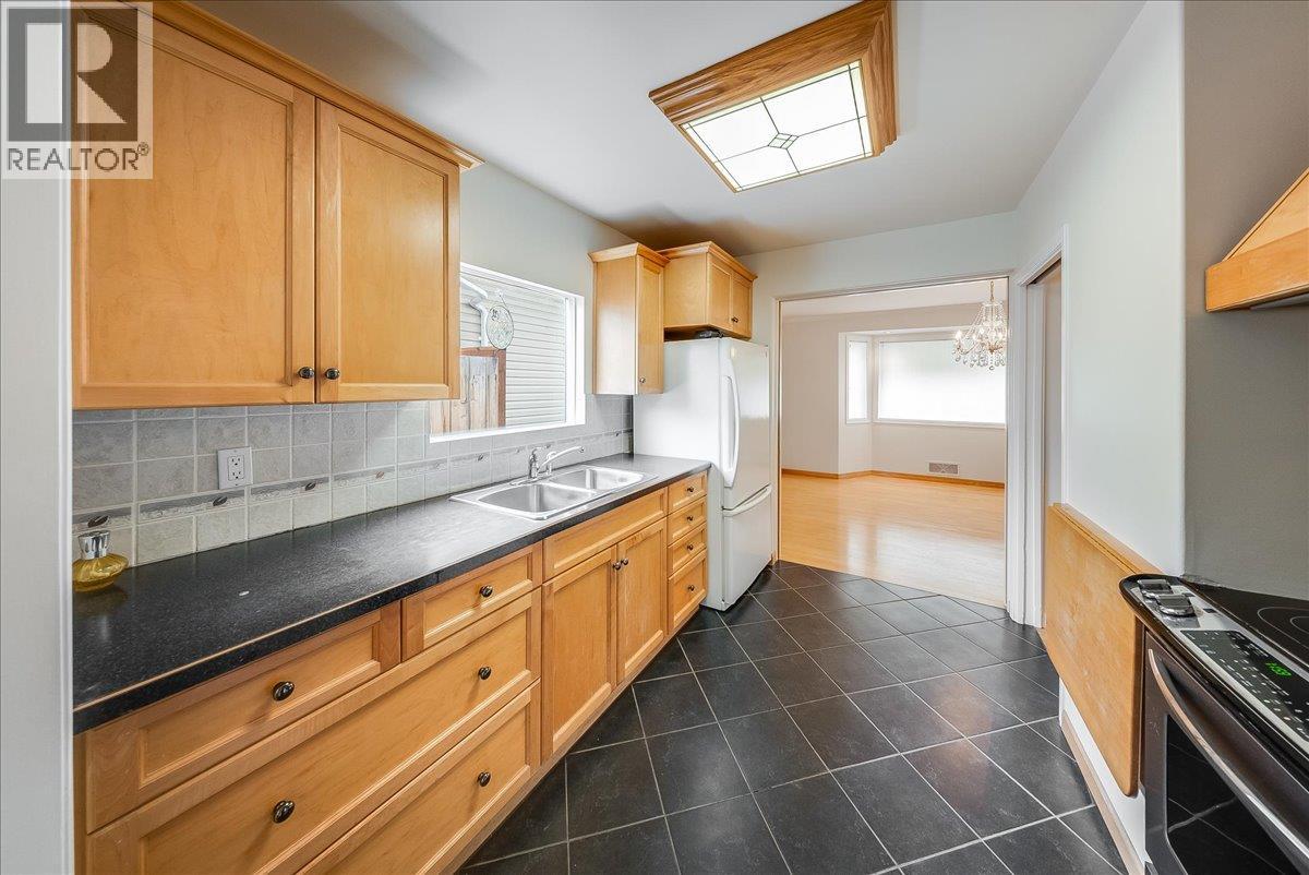 945 Thackeray Street - 8