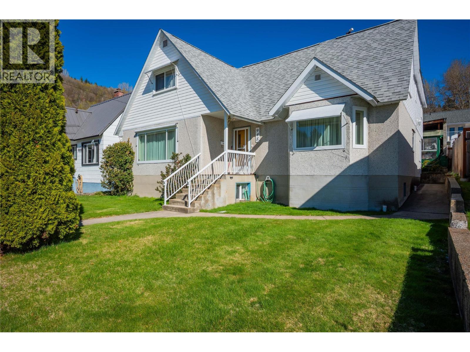 945 Thackeray Street - 1